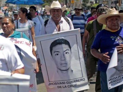 Un familiar de Jhosivani Guerrero con su retrato en una marcha.