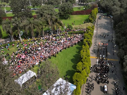 Vista aérea durante el funeral  Alberto Fujimori en un cementerio de Lima, el 14 de septiembre de 2024.