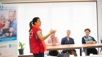 Momento de una sesión del proyecto 'Abuelos y abuelas educadores' en Lugo, con participantes en una clase con una de las formadoras de la escuela