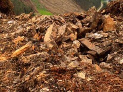 Parapeto destrozado por la apertura de un camino para permitir el paso de maquinaria pesada en el Castro do Monte da Arca (municipio de Mondoñedo, Lugo).