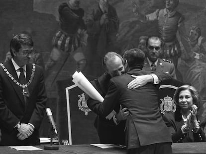 El Rey Juan Carlos abraza a Adolfo Su&aacute;rez, durante la entrega del premio Alfonso X el Sabio en el teatro Rojas de Toledo.