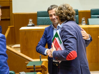 El lehendakari, Imanol Pradales, saluda al secretario general del PSE-EE Eneko Andueza al inicio del pleno en el Parlamento Vasco de este jueves.