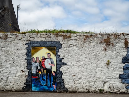 Una pintura mural muestra una banda tradicional irlandesa tocando, en una pared de Kilfinane, Irlanda, el 18 de junio de 2024.