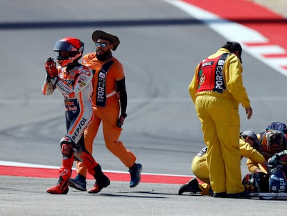 Marc Márquez se disculpa con la grada después de chocar con Miguel Oliveira en el GP de Portugal, este domingo.