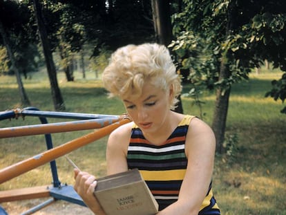 La actriz Marilyn Monroe lee 'Ulises', la novela de James Joyce, en 1955.