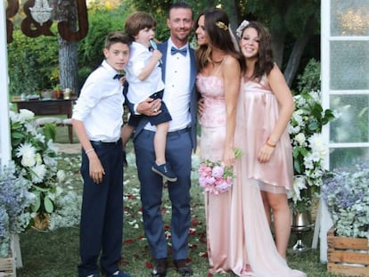 Guti, con Romina Belluscio y sus tres hijos tras su boda.