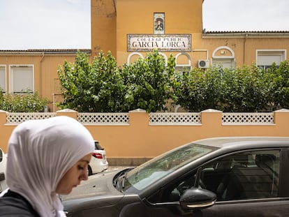 Fachada del colegio público Federico García Lorca, en Alzira, Valencia, este jueves.