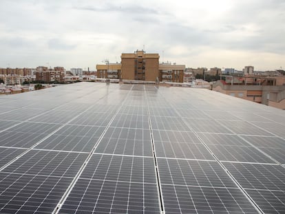 Instalación de autoconsumo fotovoltaico en un bloques de viviendas de Sevilla.