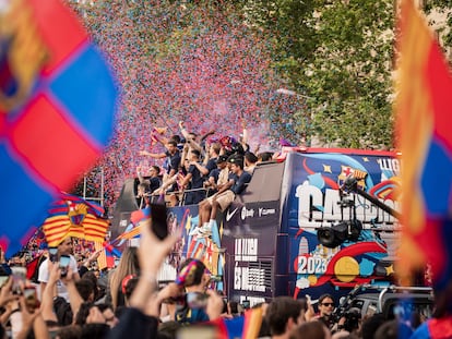 Los jugadores del Barcelona celebran el título de Liga por las calles de la capital catalana.