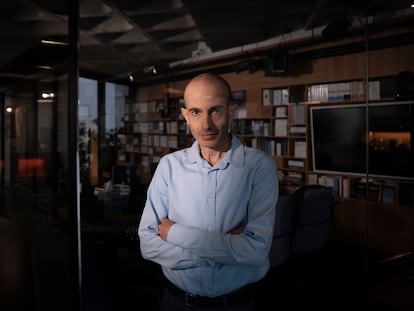 El escritor israelí Yuval Noah Harari, retratado en Tel Aviv en 2023.