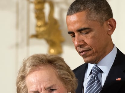 El presidente Barack Obama impone a Ethel Kennedy la Medalla Presidencial de la Libertad, en 2014.