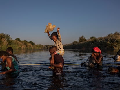 Migrantes haitianos cruzan el Río Bravo, en septiembre de 2021.