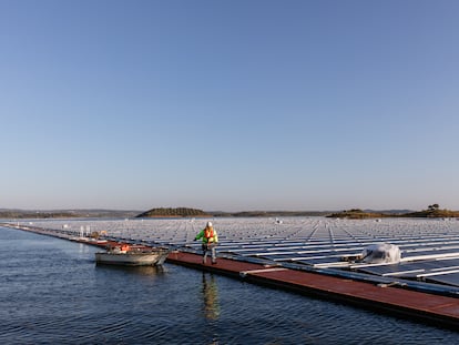 Paneles solares flotantes de la empresa EDP en el embalse Alqueva, el mayor de Portugal.