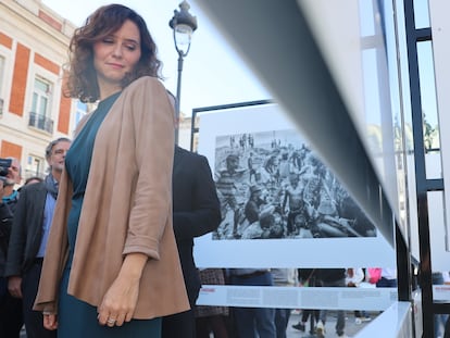 La presidenta de la Comunidad de Madrid, Isabel Díaz Ayuso, asiste a la inauguración de la exposición del fotoperiodista Álvaro Ybarra Zavala, en la Puerta del Sol este lunes.