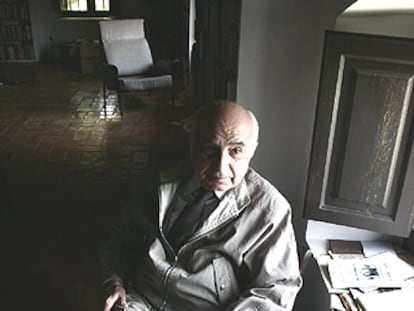 Francisco Brines, en su casa de La Oliva fotografiado por Jesús Císcar.