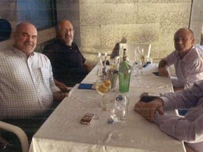 De izquierda a derecha: Marco Antonio Navarro Tacoronte, Juan Bernardo Fuentes, Antonio Bautista Prado y el director general de Lucha contra el Cambio Climático y Medio Ambiente, José Domingo Fernández Herrera, en una comida en el restaurante El Cangrejo Colorao, de Puerto del Rosario (Fuerteventura) el 9 de octubre de 2020.