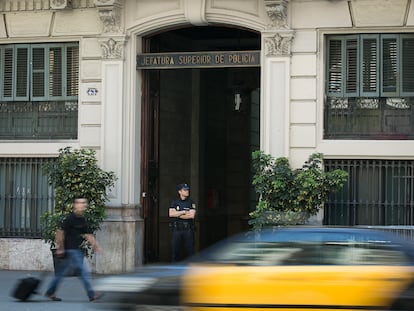 Un agente del Cuerpo Nacional de la Policía, en la Jefatura Superior de Policía de Cataluña, en una foto de archivo.