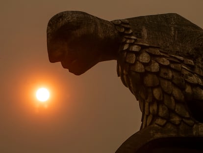 Vista del cielo de Vigo este miércoles, teñido de color rojizo por el humo de los incendios que afectan a Portugal.