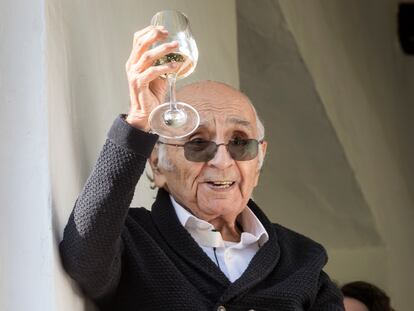 El poeta valenciano Francisco Brines celebra en su casa familiar en Oliva (Valencia) la concesión del Premio Cervantes 2020.