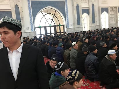 Rezo en la mezquita del Instituto Islámico de Xinjiang en Urumqi, en la región iugur de China, el 3 de enero.