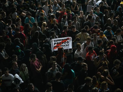 Centenares de personas protestan en el aeropuerto de El Prat tras el llamamiento de Tsunami Democràtic a paralizar la actividad del aeródromo, el 14 de octubre de 2019.