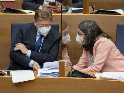 El presidente de la Generalitat Valenciana, Ximo Puig, y la vicepresidenta, Mónica Oltra, en las Cortes.