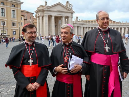 La cúpula de la Conferencia Episcopal Española, encabezada por el presidente de los obispos, Luis Argüello, en el centro, durante la visita al Papa Francisco en el Vaticano el pasado mayo.