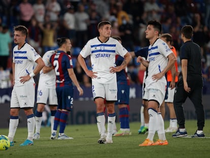 Los jugadores del Alavés, derrotados ante el Levante.