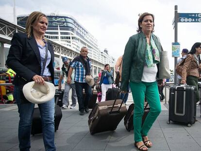 Turistas reci&eacute;n llegados al puerto de Barcelona. 