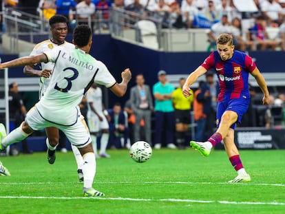 Fermín López dispara a gol en el clásico entre Barcelona y Real Madrid en Dallas (EE UU).