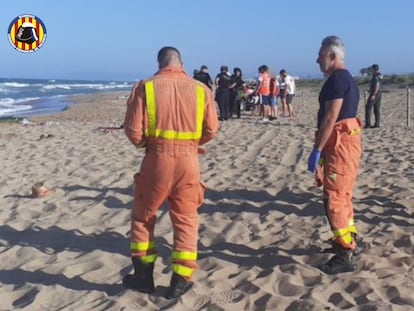 Playas dels Marenys de Tavernes de la Valldigna, donde han sucedido los tres ahogamientos, al que han acudido los bomberos del Consorcio de Valencia en una imagen de su cuenta de Twitter.