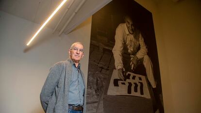 El fotoperiodista Jesus Uriarte posa delante una de las fotografías que tomó a Eduardo Chillida en su taller de grabado.