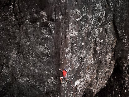 El escalador James Pearson, en su ascensión en Echo Wall (Escocia), en una imagen cedida por The North Face.