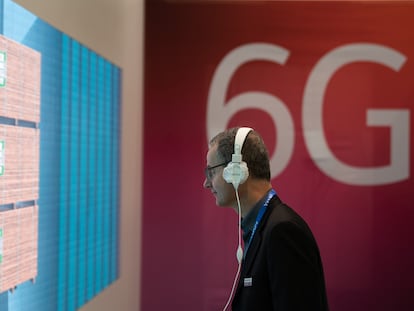 Un hombre observa la demostración interactiva de tecnología 6G en el stand de Nokia en el MWC de Barcelona.