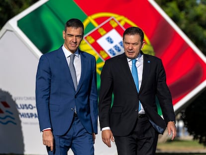 El presidente español, Pedro Sánchez, y el primer ministro portugués, Luís Montenegro, al inicio de la XXXV cumbre ibérica en el palacio Fialho, en Faro (Portugal).