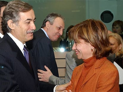 Elena Espinosa conversa con el nuevo ministro de Agricultura de Portugal, Carlos de Costa, en Bruselas.