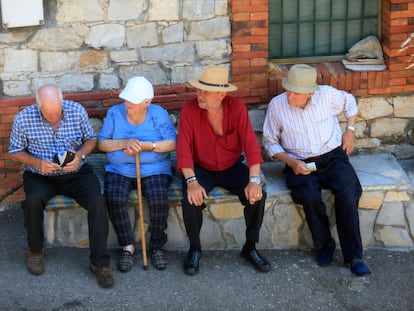 Un grupo de pensionistas en un pueblo de León.