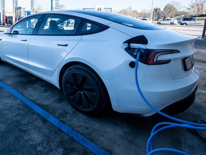 Un coche reposta en una electrolinera de Madrid.