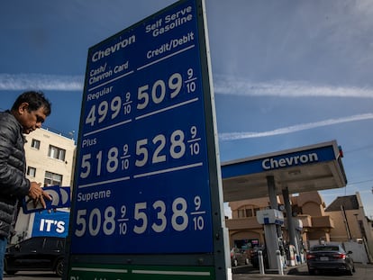 Una gasolinera de Chevron ubicada en Los Ángeles, EE UU, en 2023.