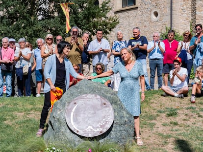 La alcaldesa de Ripoll, Sílvia Orriols (a la izquierda), junto a una de las víctimas, durante un acto en memoria de las víctimas del 17-A, cuando se cumple el séptimo aniversario, este domingo en Ripoll (Girona).