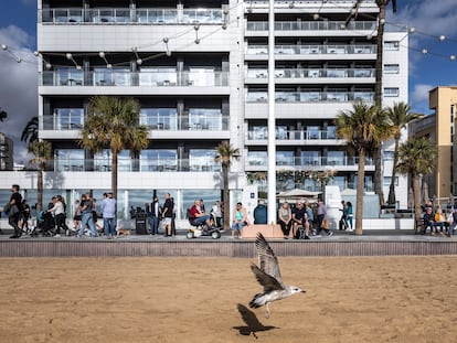 Turistas en Benidorm en la zona de la playa del Levante.