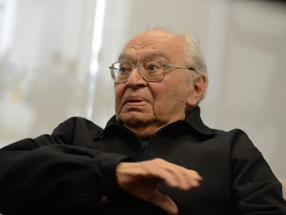 Gustavo Gutiérrez, en una rueda de prensa en Lima (Perú) en julio del 2023.