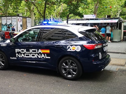 Un coche de la Policía Nacional patrulla en las fiestas de Valladolid este martes.