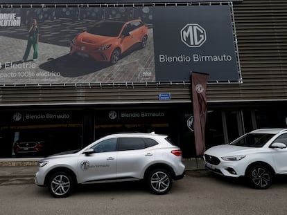 Un cartel del coche eléctrico MG-4 EV de la compañía china SAIC, en un concesionario en Santander, el pasado junio.