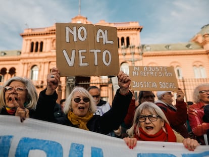 Mujeres jubiladas protestan fuera de la Casa Rosada contra el veto anunciado por Javier Milei, en Buenos Aires, el 28 de agosto de 2024.