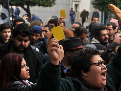 Una manifestante protesta este viernes en la capital tunecina.