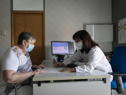 Una médica de familia atiende a una paciente en un centro de salud de Barcelona.