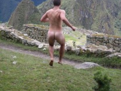 Imagen tomada de la cuenta de Facebook Naked in monuments