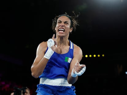 La boxeadora argelina Imane Khelif, tras imponerse a la tailandesa Janjaem Suwannapheng en las semifinales de los JJOO de París.