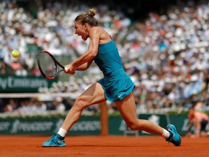 Simona Halep golpea de revés durante la final de Roland Garros de 2022.